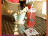 btYze( Raffles Hotel )̃Oo[( Long bar )̃VK|[XO( Singapore Sling )@BeꏊFVK|[